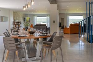 a dining room with a table and chairs at Magnifique Gite Provençal in La Touche