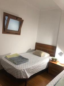 a bedroom with a bed and a window on the wall at Gaviota 2do in Marín