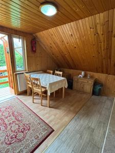 jadalnia ze stołem i krzesłami w kabinie w obiekcie Domek Jaskółka w Białowieży