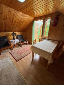 Łóżko lub łóżka w pokoju w obiekcie Domek Jaskółka