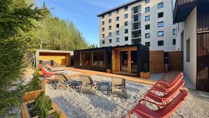 泽勒兹纳·鲁达OREA Resort Horizont Šumava的一组椅子,在一座建筑前的庭院里 更多37张照片