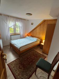 Una cama o camas en una habitación de Domek Jaskółka