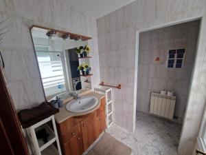 a bathroom with a sink and a mirror at Un ático duplex con terraza grande al lado del mar in Lloret de Mar +7 photos