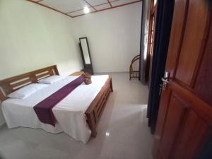 a bedroom with a large bed in a room at Forest Glen Nest Ella in Bandarawela