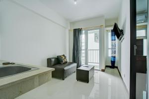 a living room with a sink and a couch at Collection O near Terminal Pulo Gebang formerly Sentra Timur - Tower Sapphire in Jakarta