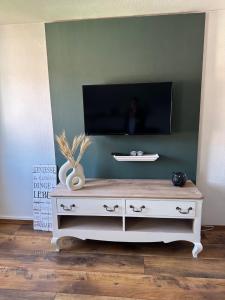 a tv sitting on top of a dresser in a room at Daddy's home in Hargesheim +3 photos