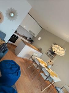 kuchnia ze stołem i krzesłami w pokoju w obiekcie Apartament Dziwnów w Dziwnowie