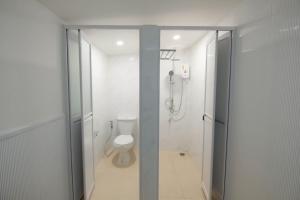 Ένα μπάνιο στο HOME175 Peaceful 2BR near BTS & IconSiam