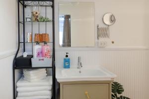 Ένα μπάνιο στο HOME175 Peaceful 2BR near BTS & IconSiam