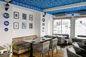 Χώρος καθιστικού στο OTC By 4 Lal Ghat - My Downtown Hotels