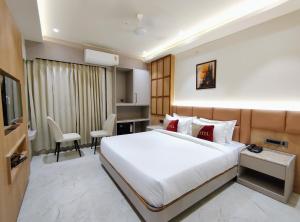 Letto o letti in una camera di Aceotel Select Sarvagya, Vijay Nagar- A Luxury Boutique Hotel -Nipania