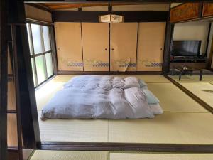 a bed in the middle of a room at 藤花楼akagawa 登録文化財 in Osaka +32 photos