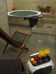 bandeja de fruta en una mesa del baño en Posada Las Mayas, en Quintanar de la Sierra