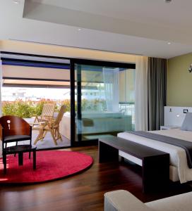 Postel nebo postele na pokoji v ubytování Monaco Suites Hotel