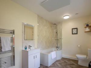 une salle de bains avec lavabo, baignoire et toilettes dans l'établissement North Cottage, à Glenelg 28 autres photos