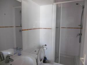 Koupelna v ubytování Port Leucate: Appartement T3 Duplex Climatisé, 6 Pers, Face à la Mer, Parking - FR-1-798-53 + 21 fotografií