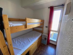 Postel nebo postele na pokoji v ubytování Port Leucate: Appartement T3 Duplex Climatisé, 6 Pers, Face à la Mer, Parking - FR-1-798-53