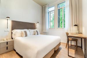 Posteľ alebo postele v izbe v ubytovaní Aspasios Rambla Catalunya Apartments