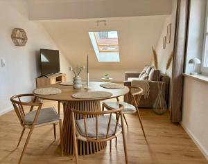 a living room with a dining room table and chairs at GIPFELGLÜCK - Ferienwohnung zentral in Nesselwang - inklusive KÖNIGSKARTE in Nesselwang