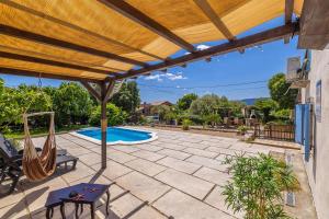 patio z hamakiem i basenem w obiekcie Holiday house Depope w mieście Skrbčići