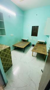 TV a/nebo společenská místnost v ubytování Hari Kripa