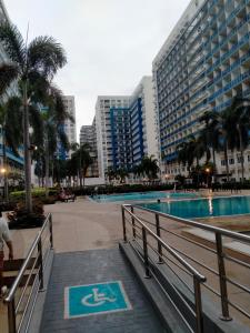 une piscine dans une ville avec de grands immeubles dans l'établissement Sea Residences Ace, à Manille
