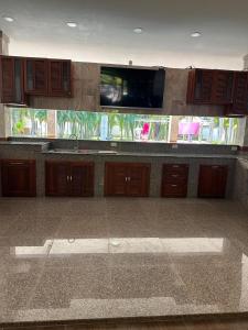 eine große Küche mit einem Flachbild-TV an der Wand in der Unterkunft Diamond Villas in Ban Phang Phrao