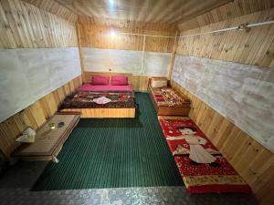 - une vue sur l'intérieur d'une chambre avec 2 lits dans l'établissement Parvati hills Cottage, à Kasol