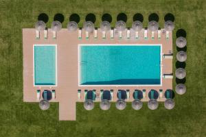 an overhead view of a swimming pool with lights at Serpa Hotel in Serpa