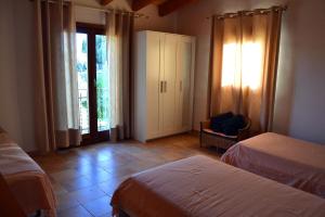a hotel room with two beds and a window at Ca'n Nadal Casa rural con piscina in Alaró +29 photos