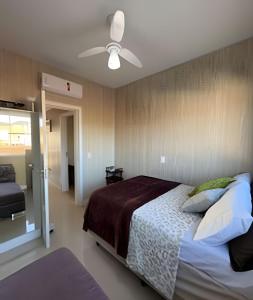 a bedroom with a bed and a ceiling fan at Casa linda com piscina e Bem Próximo ao Parque in São Lídio +26 photos