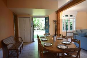 O zonă de relaxare la Hossegor Charmante villa avec piscine, jardin et dépendance pour 15 personnes.