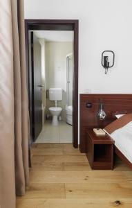 Koupelna v ubytování Hotel Piatra Soimului