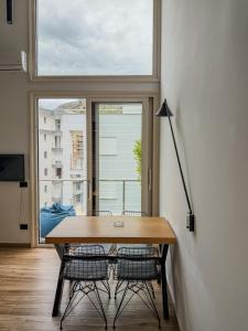 a table and two chairs in a room with a window at Superior Duplex 2 in Shëngjin
