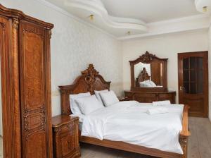 Una cama o camas en una habitación de Katsin Building! 2 Bedroom Large apt with a Balcony