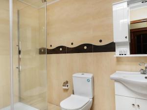 Un baño de Katsin Building! 2 Bedroom Large apt with a Balcony 4 fotos más