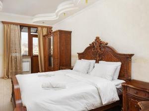 Una cama o camas en una habitación de Katsin Building! 2 Bedroom Large apt with a Balcony