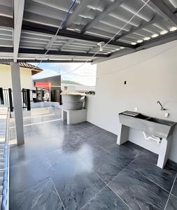 Casa na Cidade do Beto Carrero e a 50m da Praia في بنها: غرفة كبيرة مع حوض وطاولة