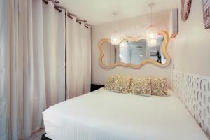 Кровать или кровати в номере Cap d'Agde Studio - Village naturiste +37 фотографий