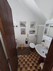 a bathroom with a toilet and a sink at Paraíso Escondido in Alte