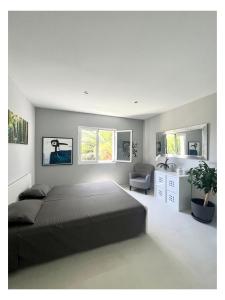 1 dormitorio con cama, lavabo y ventanas en Villa Infinity Exclusive, en Tías