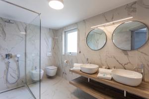 メドゥリンにあるLuxury apartment near the beachの洗面台が2つと鏡が2つあるバスルーム