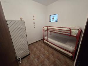a room with two bunk beds and a mirror at Paraíso Escondido in Alte