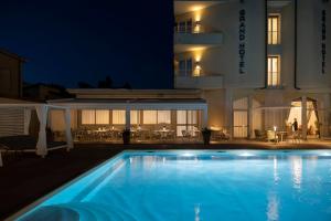 Bazén v ubytování Grand Hotel nebo v jeho okolí