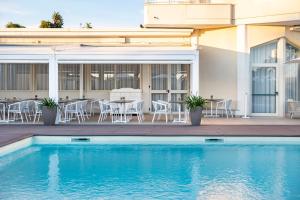 Bazén v ubytování Grand Hotel nebo v jeho okolí