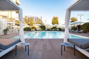 Bazén v ubytování Grand Hotel nebo v jeho okolí