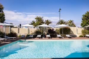 Bazén v ubytování Grand Hotel nebo v jeho okolí