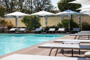 Bazén v ubytování Grand Hotel nebo v jeho okolí