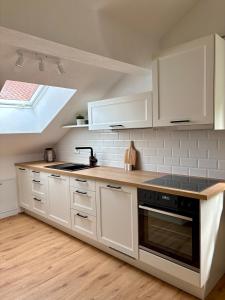 Kuchyň nebo kuchyňský kout v ubytování ALLGÄUHERZ - Ferienwohnung zentral in Nesselwang + 10 fotografií