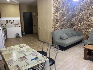 una sala de estar con un sofá y una mesa en Perfetto appartment in the first coastline, en Kobuleti 10 fotos más